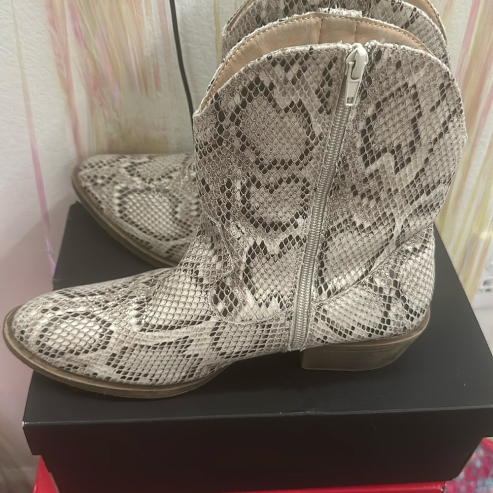 Snakeskin ankle cowgirl boots brand SUGAR size 9